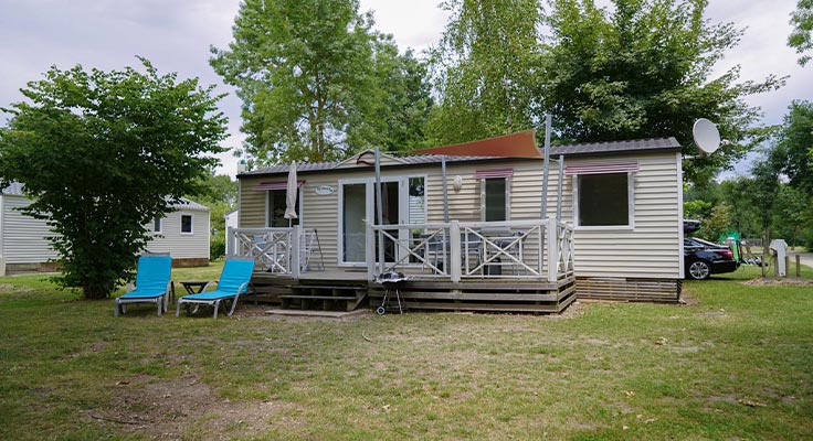 Mobil-home Classic avec terrasse et bain de soleil au Camping le Domaine de la Brèche