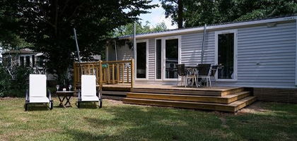 Mobil-home Comfort avec terrasse et bains de soleil - Camping le Domaine de la Brèche