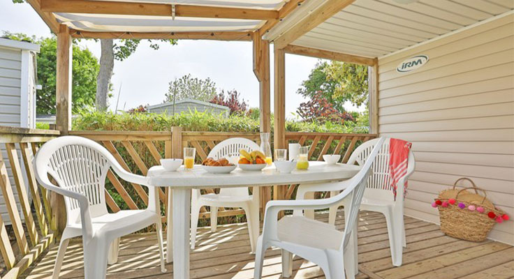 Grande terrasse avec table et chaises du mobil-home Confort XL