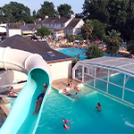 Parc aquatique avec piscine et toboggans au Camping le Domaine de la Brèche