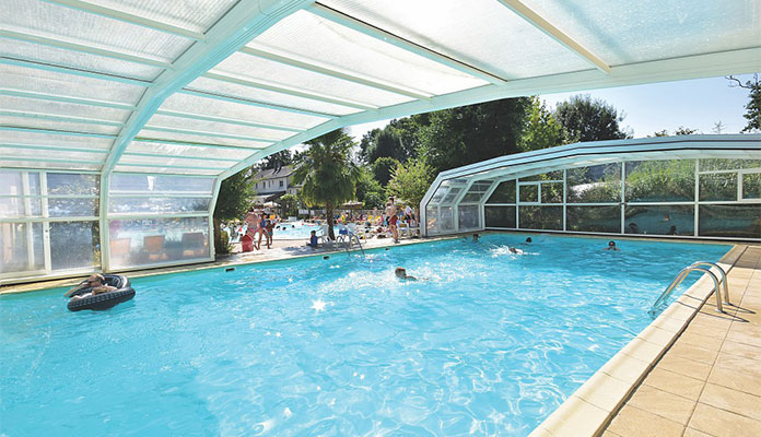 Seconde piscine semi-couverte avec solariums - Domaine de la Brèche