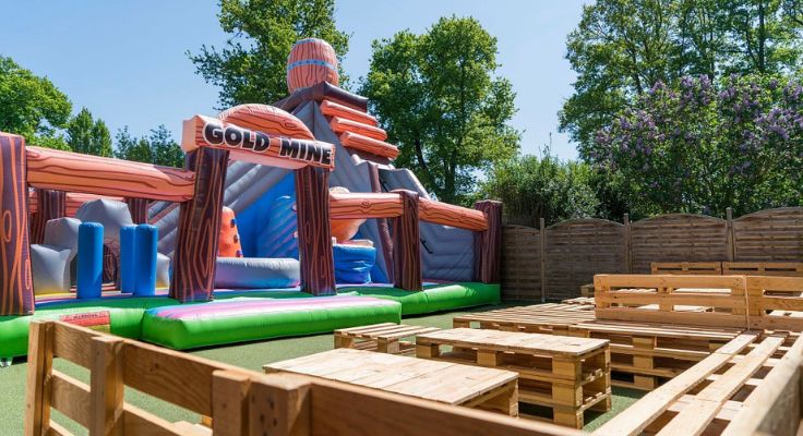 Aire de jeux gonflables au centre du Camping le Domaine de la Brèche