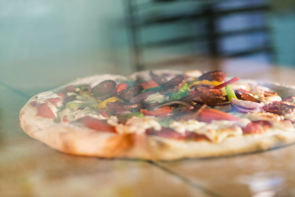 Vente de pizza à emporter au restaurant du Camping le Domaine de la Brèche