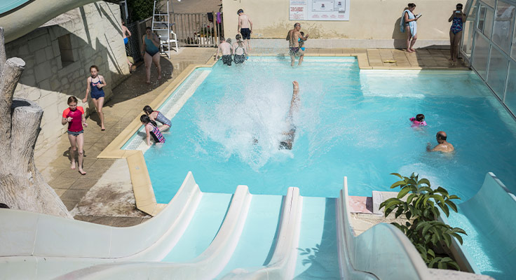 Piscine dans le parc aquatique avec 3 toboggans - Camping le Domaine de la Brèche