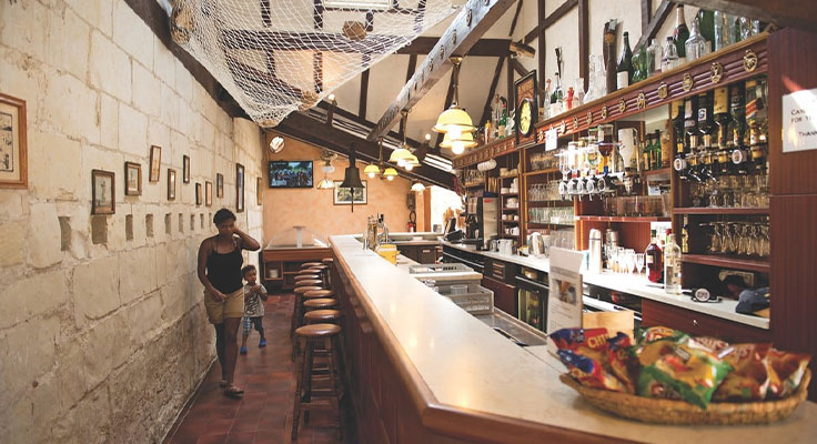 Intérieur du bar glacier avec comptoir au Camping Le Domaine de la Brèche