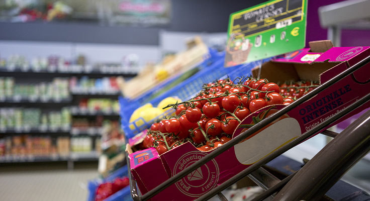 Vente de fruits et légumes à l'épicerie du Camping le Domaine de la Brèche