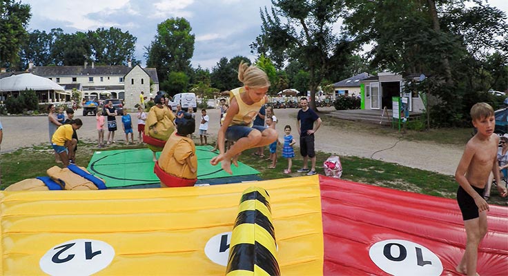 Aire de jeux gonflables et trampolines pour les enfants et ados au Camping le Domaine de la Brèche