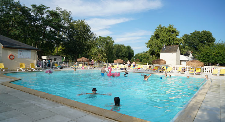 Grande piscine au Camping 5 étoiles le Domaine de la Brèche près de Saumur