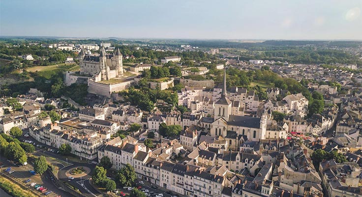 Vue de la ville de Saumur avec ses châteaux près du camping le Domaine de la Brèche