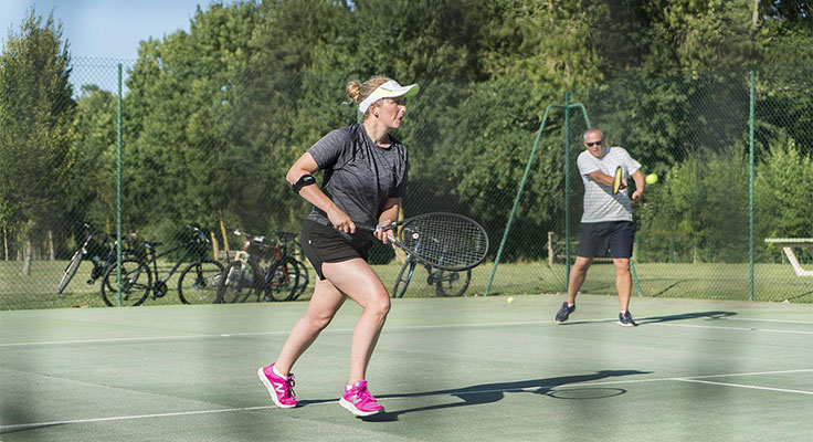 Terrain de tennis au Domaine de la Brèche