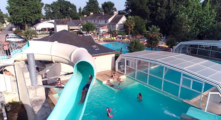 Parc aquatique avec grand toboggan au Camping 5 étoiles Le Domaine de la Brèche